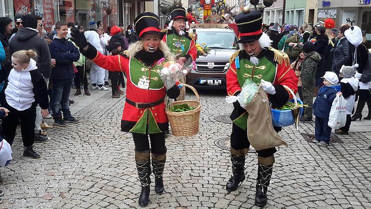 Viele Zuschauer säumten erwartungsvoll die Straßen - was wird der Bad Brückenauer Zug heuer für Überraschungen bringen? Foto: Rolf Pralle