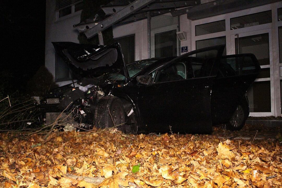 Auto kracht gegen Vordach: Schwerer Unfall in Bayreuth