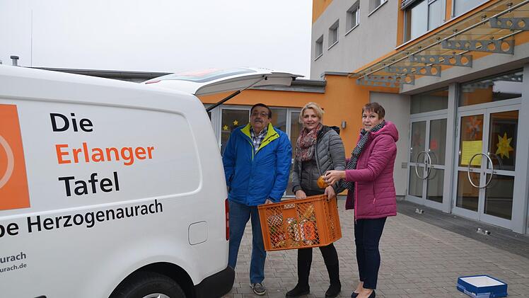 Gaby Richter (MItte) mit Mitarbeitern im Jahr 2017: Sie gab die Leitung der Tafel jetzt ab.  Fotos: Bernhard Panzer