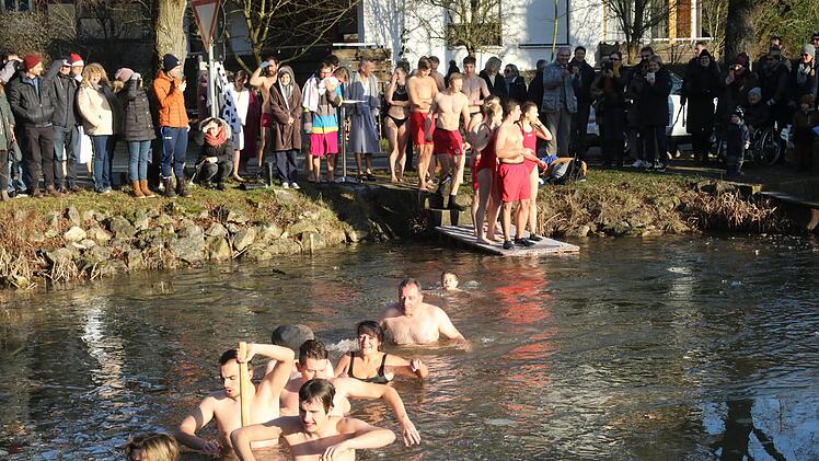 Impressionen vom Neujahrsschwimmen in Stöppach (Gemeinde Untersiemau, Landkreis Coburg)Michael Stelzner