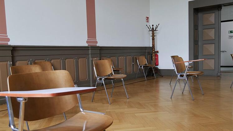 Statt 70 Zuh&ouml;rern finden derzeit nur ein Dutzend im gro&szlig;en Verhandlungssaal Platz.