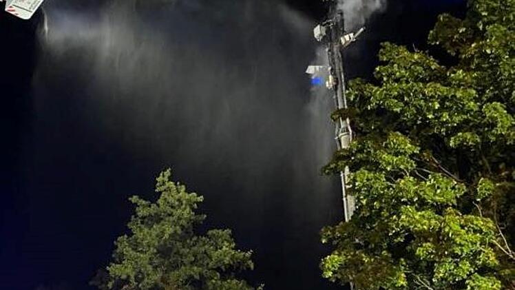 Sendemast brennt in Memmelsdorf: Feuerwehr rückt aus