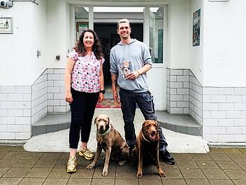 Spenderin Melanie Ebert und Andreas Hellmann vom Tierheim Forchheim sowie die Hunde „Maggy“ und „Mira“