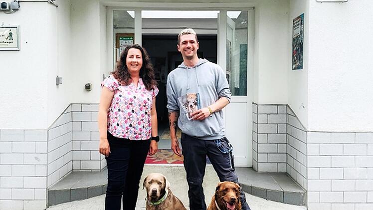 Spenderin Melanie Ebert und Andreas Hellmann vom Tierheim Forchheim sowie die Hunde „Maggy“ und „Mira“