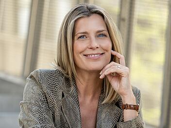 "heute-show extra - Die unglaubliche Geschichte von Elon Musk": In einem etwas anderen Porträt nimmt sich "heute show"-Mitarbeiterin Valerie Niehaus den reichsten Mann der Welt zur Brust.
