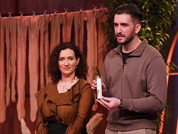 Das Ehepaar Arta und Mergim aus Heilbronn will mit seinem "Nylam"-Spray Strumpfhosen l&auml;nger haltbar machen.