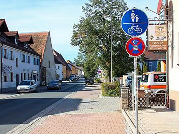 Damit hier auf dem Geh- und Radweg vor der Metzgerei Schulz in der Gro&szlig;en Bauerngasse keine Autos mehr halten k&ouml;nnen, stellt die Stadt H&ouml;chstadt hier Pfosten auf. Andreas Dorsch
