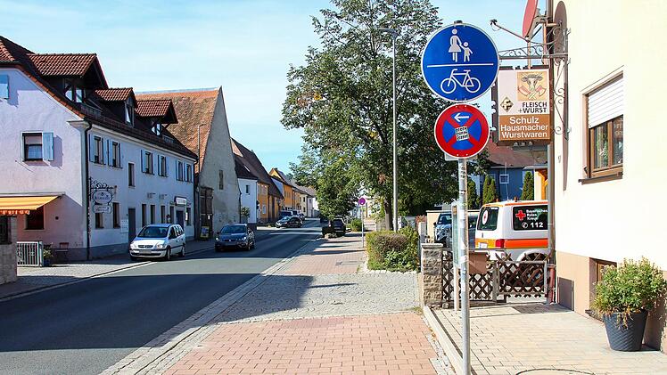 Damit hier auf dem Geh- und Radweg vor der Metzgerei Schulz in der Gro&szlig;en Bauerngasse keine Autos mehr halten k&ouml;nnen, stellt die Stadt H&ouml;chstadt hier Pfosten auf. Andreas Dorsch