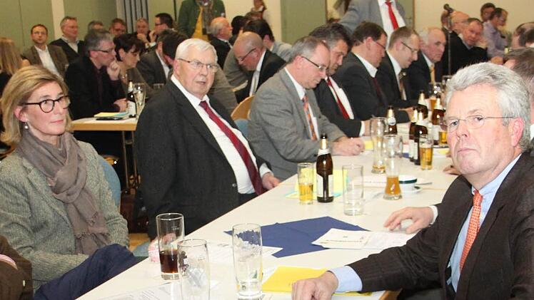 Baron Lerchenfeld und seine Frau Cornelia (links) ahnen wohl schon vor Bekanntgabe des Ergebnisses, dass es nicht reichen wird.