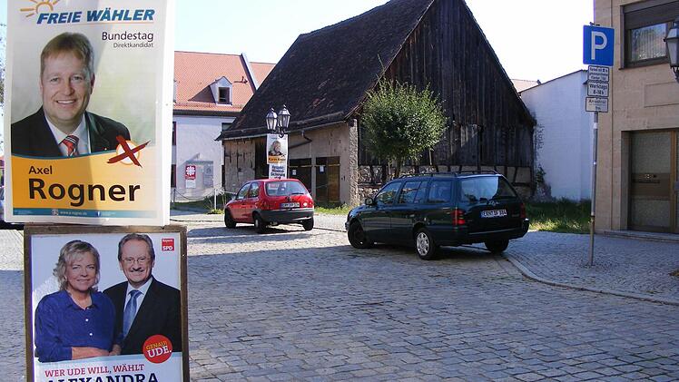Nicht nur in der Höchstadter Innenstadt türmen sich derzeit Wahlplakate und prägen so das Stadtbild. Foto: Mona Lisa Eigenfeld