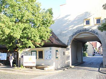In einem mittelalterlichen Wehrgebäude ist das Sommerhausener Torturmtheater untergebracht. Fotos: Rudolf Görtler/privat