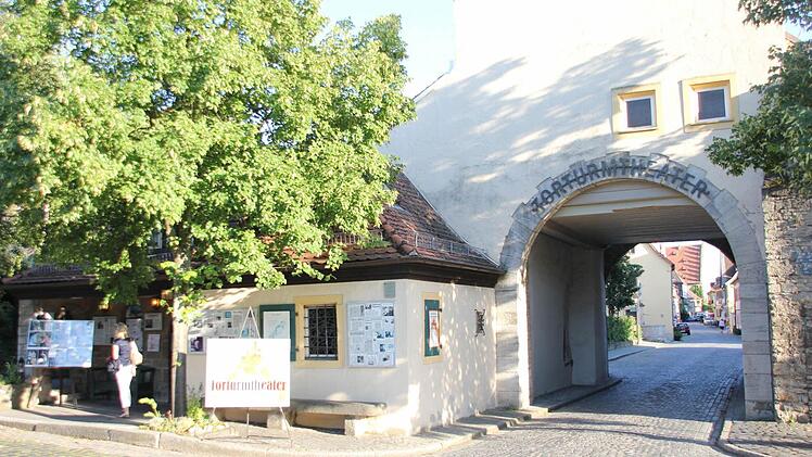 In einem mittelalterlichen Wehrgebäude ist das Sommerhausener Torturmtheater untergebracht. Fotos: Rudolf Görtler/privat
