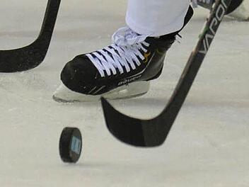 Der Puck, also die Hartgummischeibe im Eishockey, wiegt zwar nur etwa 160 Gramm, wird aber bei Schlagschüssen auf bis zu 170 Stundenkilometer beschleunigt. Foto: dpa