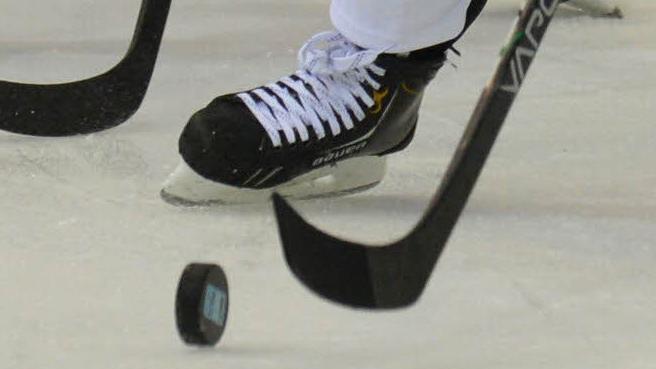 Der Puck, also die Hartgummischeibe im Eishockey, wiegt zwar nur etwa 160 Gramm, wird aber bei Schlagschüssen auf bis zu 170 Stundenkilometer beschleunigt. Foto: dpa