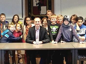 Die vierte Klasse mit Lehrerin Jenny Volkmar stellte Bürgermeister Michael Ziegler viele Fragen.  Foto: gg