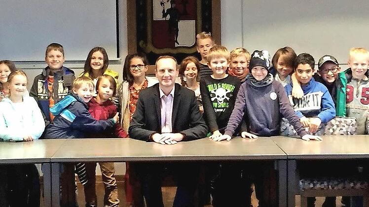 Die vierte Klasse mit Lehrerin Jenny Volkmar stellte Bürgermeister Michael Ziegler viele Fragen.  Foto: gg