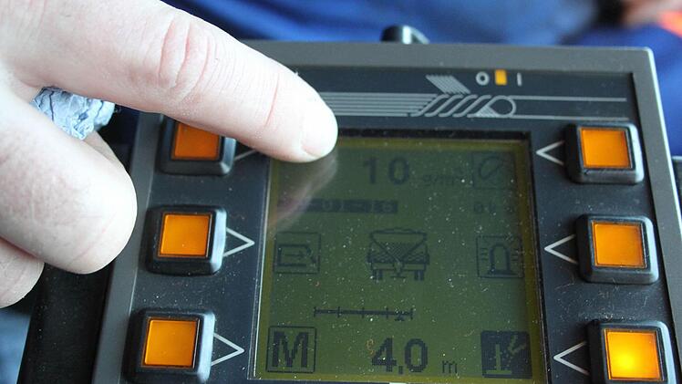 Mit den orangefarbenen Knöpfen lässt sich alles haargenau einstellen: Grziwa programmiert, dass pro Quadratmeter zehn Gramm Salz in Feuchtlösung gestreut werden sollen. Die Streubreite beträgt vier Meter
