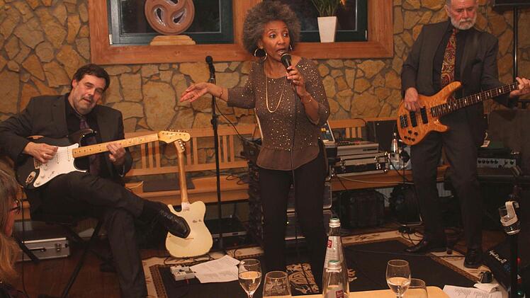 Sydney Ellis mit Gitarrist Andreas Diehlmann (links) und Bassist Doc Ellis.