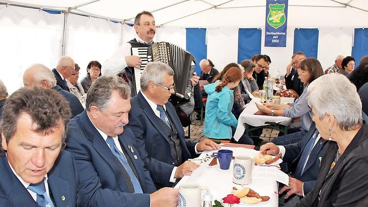 Wegen des unbeständigen Wetters wurde im Zelt gefeiert und gesungen. Im Bild mit Chorleiter Vitus Kramer und seinem Akkordeon.  Fotos: Evi Seeger