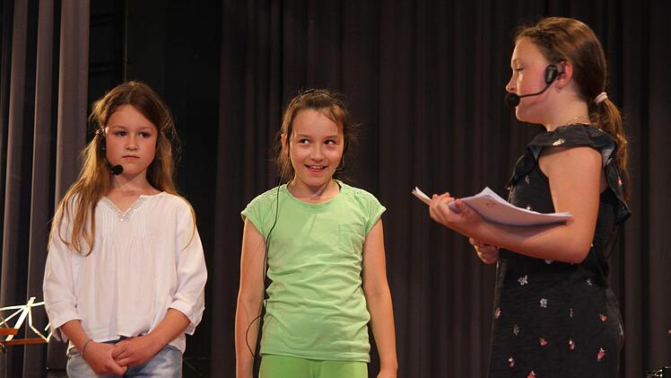 Auch Sketche und kleine Theaterstücke wie "Der Elternabend" und "Aufsatz: Mangelhaft!" wurden in Szene gesetzt. Foto: Günther Geiling