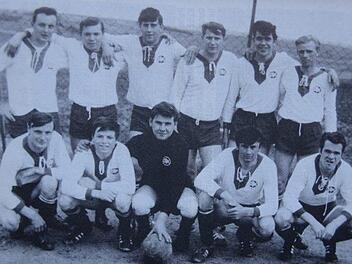 Die 1. Mannschaft der DJK 1967: (hinten v.l.) Gerhard Stürmer, Alfred Hofmann, Reinhard Schneider, Manfred Wehner, Georg Schmitt, Ernst Müller. Vorne v.l.: Rudi Reichert, Erich Schneider, Alfred Neugebauer, Hubert Heusinger und Ernst Schneider. Repro: Anton Then