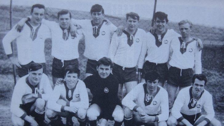 Die 1. Mannschaft der DJK 1967: (hinten v.l.) Gerhard Stürmer, Alfred Hofmann, Reinhard Schneider, Manfred Wehner, Georg Schmitt, Ernst Müller. Vorne v.l.: Rudi Reichert, Erich Schneider, Alfred Neugebauer, Hubert Heusinger und Ernst Schneider. Repro: Anton Then