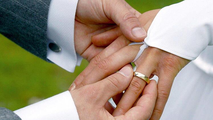 Der Ringtausch gehört zu einer Hochzeit dazu - egal ob das  Brautpaar eine freie oder eine kirchliche Trauung bevorzugt.Andreas Lander/ dpa