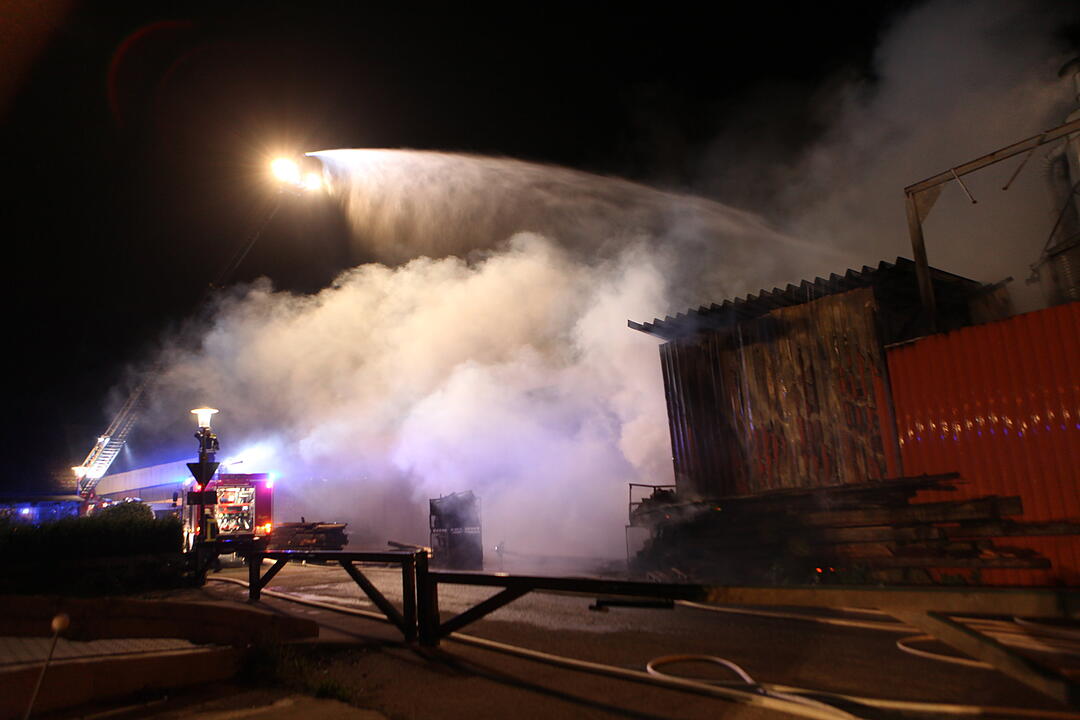 Flammen vernichten stillgelegte Zimmerei