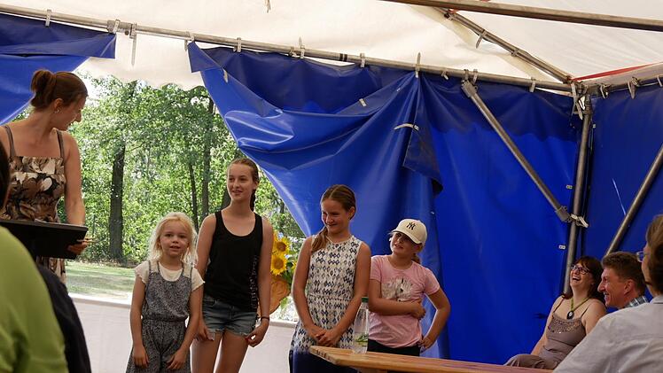 Fröhlich startete das Haarbrücker Dorffest mit einem Zeltgottesdienst und auch Pfarrerin Romina Englert (links) kam im bunten Sommerkleid anstatt im Talar. "Bei diesen Temperaturen würde ich darin unendlich schwitzen."