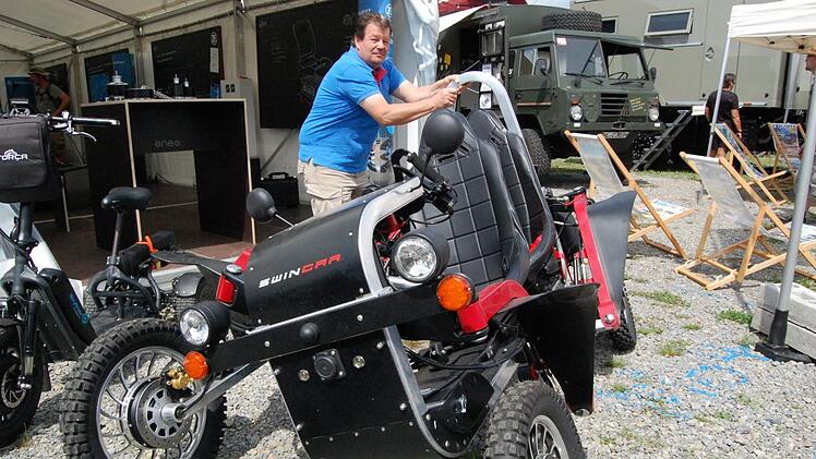 Percic Miran pr&auml;sentiert ein elektrisches Rettungsfahrzeug.  Foto: Wolfgang D&uuml;nnebier