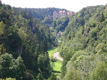 Dafür ist die Fränkische Schweiz sehr berühmt: Mäandernde Täler wie hier das Ahorntal mit der Burg Rabenstein locken zahlreiche Besucher an.