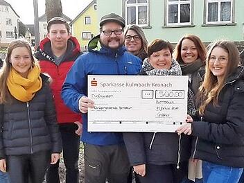 Die katholische Jugend Birnbaum spendet 500 Euro für die Neugestaltung des örtlichen Spielplatzes. Das Bild zeigt von links Max Münzel, Kassiererin Eva Trebes und Zweiten Vorsitzenden Julian Ebertsch (alle katholische Jugend), die "Spielplatzplaner" Andreas Trebes, Maria Trebes, Luzia Gareis und Ramona Müller sowie Vorsitzende Sofie Grebner (katholische Jugend) und Marco Kotschenreuther, Leiter der Sparkassen-Geschäftsstelle Steinwiesen. Foto: privat