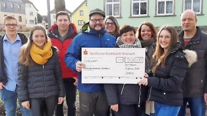 Die katholische Jugend Birnbaum spendet 500 Euro für die Neugestaltung des örtlichen Spielplatzes. Das Bild zeigt von links Max Münzel, Kassiererin Eva Trebes und Zweiten Vorsitzenden Julian Ebertsch (alle katholische Jugend), die "Spielplatzplaner" Andreas Trebes, Maria Trebes, Luzia Gareis und Ramona Müller sowie Vorsitzende Sofie Grebner (katholische Jugend) und Marco Kotschenreuther, Leiter der Sparkassen-Geschäftsstelle Steinwiesen. Foto: privat