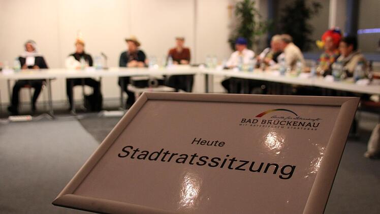 Einmal im Monat trifft sich der Bad Brückenauer Stadtrat. Dieses Bild entstand bei der Faschingssitzung im Februar. Foto: Ulrike Müller