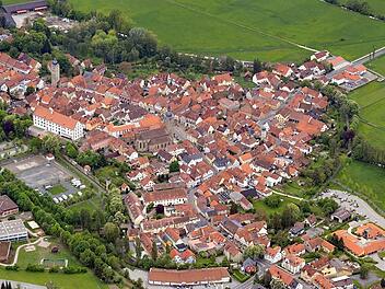 Der Grünzug rund um Eberns Altstadt, der Anlagenring, ist auf dieser Luftaufnahme schön zu erkennen. Jetzt soll er durch einen Außenring, zwischen Tegut-Kreisel und Zentweg bis zum Dorschengarten, am Bahndamm entlang (unten links) noch erweitert werden.  Foto: Ronald Rinklef
