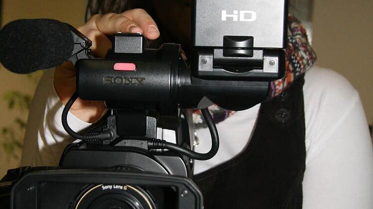 Sara Turbisch hält mit einer modernen Sony-HD-Kamera die Präsentation der neuen Schülerzeitung für die Nachwelt fest.