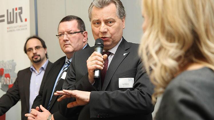 Kommt es zur Überschneidung mit der Berufsschule? Oder wie kommen die Azubis zum Seminar? Ingolf Brauner, Präsident des Bundes der Selbstständigen und Initiator der Azubi-Akademie beantwortet die Fragen von Unternehmern aus der Region zu seinem Projekt.  Fotos: Michael Gründel