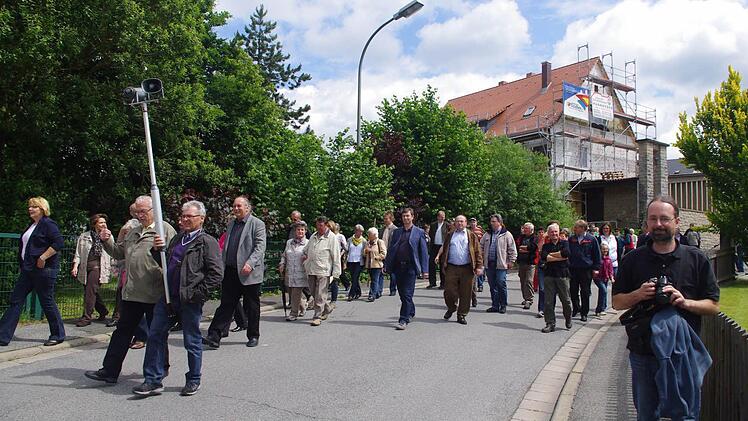 Etwa 100 Interessierte nahmen an der Wallfahrt teil. Im Hintergrund ist die Kapelle des Kindergartens zu sehen, der derzeit generalsaniert wird.