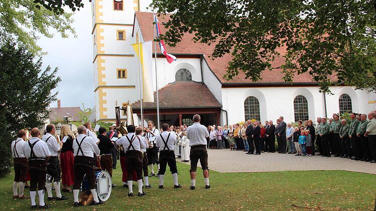 Zum Kirchweihgottesdienst hatten sich viele Gläubige, Vereine und die Gremsdorfer Blaskapelle versammelt.  Fotos: Johanna Blum