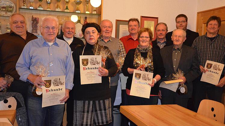 Für 40-jährige Treue wurden geehrt (von links): Hermann Meder, Paul Weidner, Oskar Weidl, Maria Weidner, Benno Göbel, Werner Schmitt, Herlinde Vollmuth, Josef Schmitt, Ottmar Göbel und (rechts) Dieter Weidner. Es gratulierte Vorsitzender Dominik Oswald (2. v. r.).