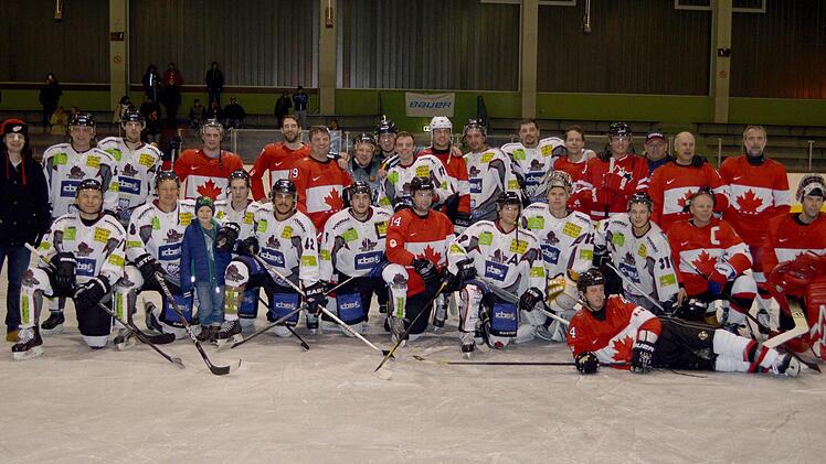 Erinnerungsfoto mit dem kanadischen Team und den Kissinger Wölfen. Fotos: Ledin (2)