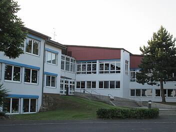 In einem noch jungen Schulverbund sind die Mittelschulen Wildflecken, Bad Brückenau und Schondra (unser Bild). Genauso wie in Schondra stand auch beim Wildfleckener Marktgemeinderat die Zukunft der Mittelschule im Mittelpunkt.  Foto: Diana Leitsch
