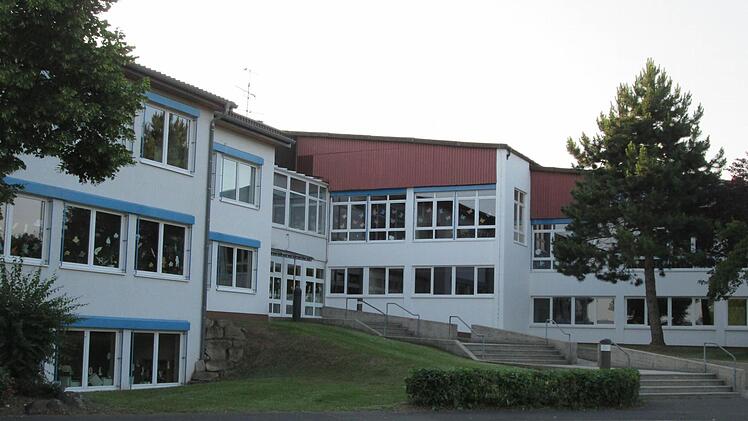 In einem noch jungen Schulverbund sind die Mittelschulen Wildflecken, Bad Brückenau und Schondra (unser Bild). Genauso wie in Schondra stand auch beim Wildfleckener Marktgemeinderat die Zukunft der Mittelschule im Mittelpunkt.  Foto: Diana Leitsch