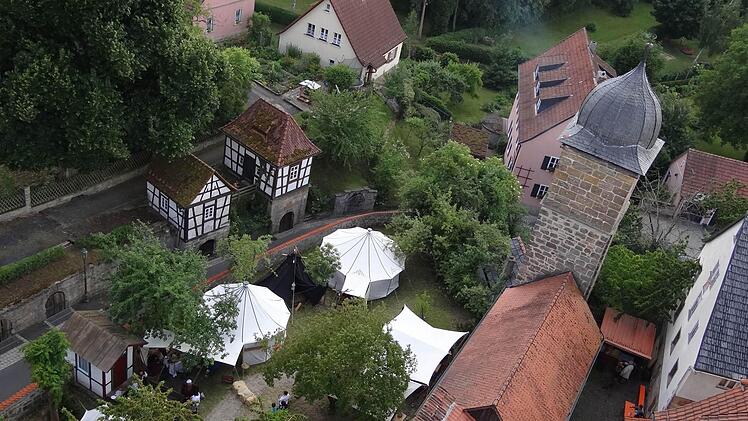 Ein Blick über den 3. Mittelaltermarkt in Ebern.