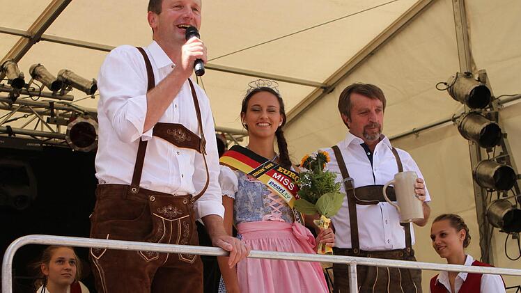 Der Bürgermeister Michael Ziegler, "Miss Fränkische Schweiz" Theresa Gerwig und Festleiter Peter Klein (von links) eröffneten die Biertage.