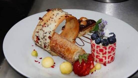 Das Dessert von "Grill-doch-mal" lobte einer der Juroren als sternemäßig. Für den French Toast mit Frischkäse- und Erdbeerfüllung, eine Hippe (dünnes, makronenähnliches Gebäck) mit Lavendelblüten, Mango-Kügelchen, einen Salzkaramell und ein Blaubeer-Törtchen gab es einen von zwei ersten Plätzen. Foto: Werner Pfeufer