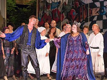 "Der Zigeunerbaron" feiert gelungen Premiere auf der Waldbühne Heldritt. In der Titelrolle als Sándor Barinkay gefiel Harrie van der Plas, als Saffi überzeugte Evar-Marie Misinksi. Foto: Albert Höchst#dter