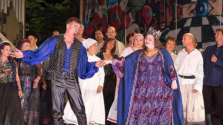 "Der Zigeunerbaron" feiert gelungen Premiere auf der Waldbühne Heldritt. In der Titelrolle als Sándor Barinkay gefiel Harrie van der Plas, als Saffi überzeugte Evar-Marie Misinksi. Foto: Albert Höchst#dter