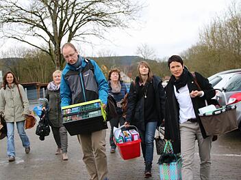 Das sei kein Foto, das nur für die Zeitung nachgestellt sei, betont Schulleiter Detlef Elsner. Regelmäßig hätten die Lehrer der Grundschule so viel Unterrichtsmaterial bei sich, und deshalb seien schulnahe Parkplätze sehr wichtig.  Foto: Heike Beudert