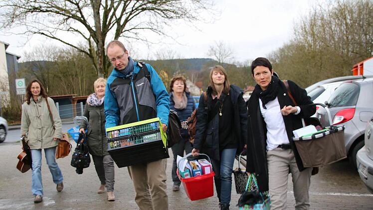 Das sei kein Foto, das nur für die Zeitung nachgestellt sei, betont Schulleiter Detlef Elsner. Regelmäßig hätten die Lehrer der Grundschule so viel Unterrichtsmaterial bei sich, und deshalb seien schulnahe Parkplätze sehr wichtig.  Foto: Heike Beudert